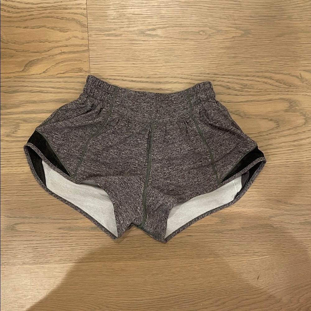 Lululemon heathered gray low rise hotty hot shorts 2.5”